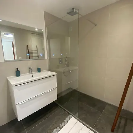 Renovated 4 Apartment-parking Next Door And At 700m Apartamento