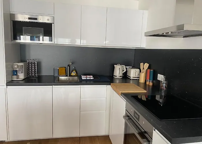 Renovated 4 Apartment-parking Next Door And At 700m Lägenhet *