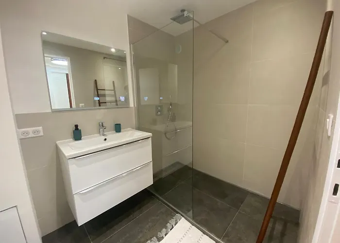 Renovated 4 Apartment-parking Next Door And At 700m Daire