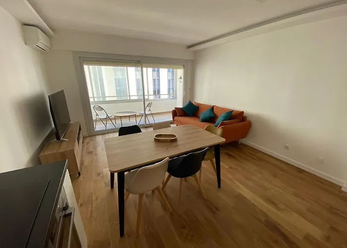 Renovated 4 Apartment-parking Next Door And At 700m Antibes