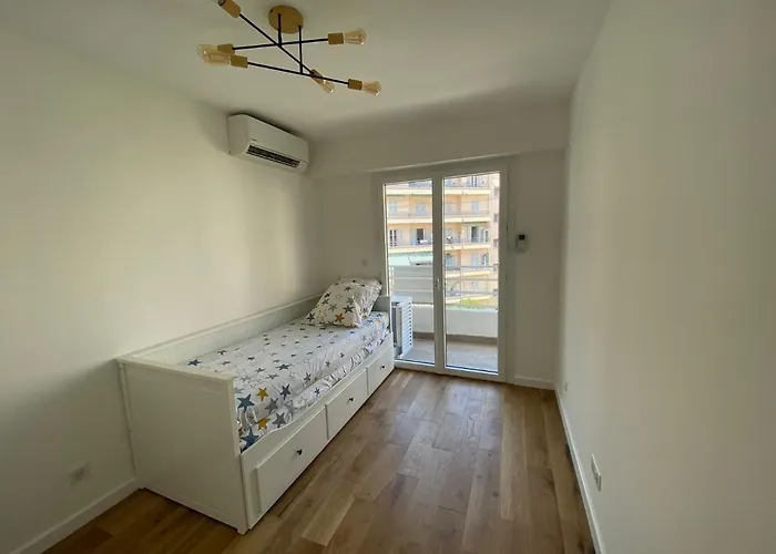 Renovated 4 Apartment-parking Next Door And At 700m Antibes